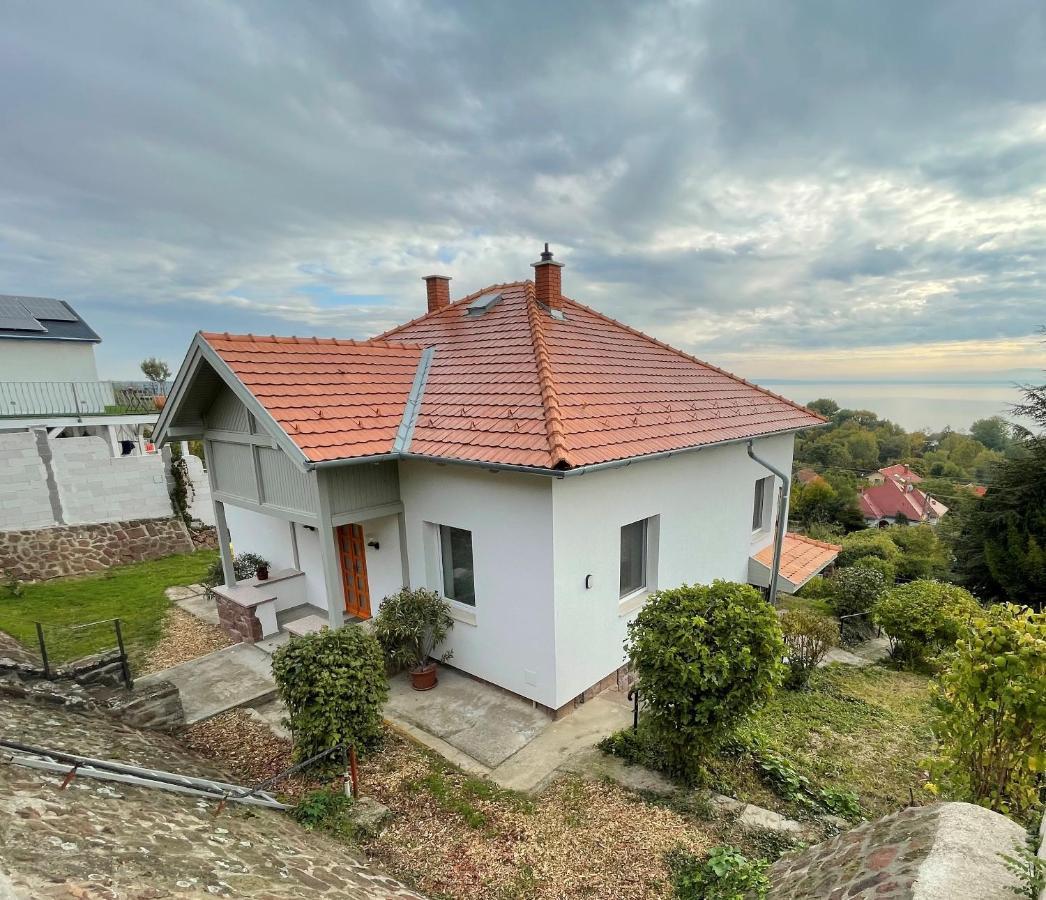 Belvárosi ház gyönyörű panorámával Balatonalmádi Esterno foto